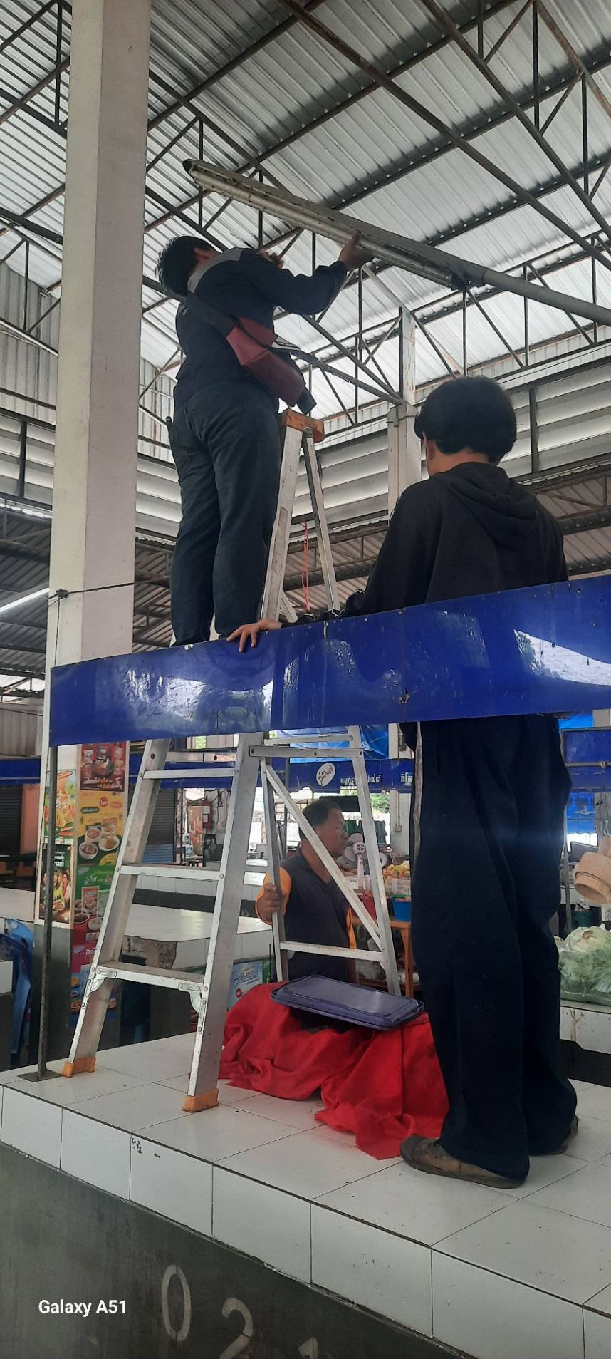 วันนี้ทีมงานช่างเช็คระบบไฟฟ้าตลาดสดและเปลี่ยนหลอดไฟฟ้าส่องสว่างภายในอาคารตลาดสดคะ
